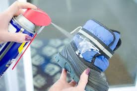 20 Trucs A Faire Avec Le Degrippant Wd40 Idees Auxquelles Vous N Avez Probablement Jamais Pense Chaussures Impermeables Trucs Et Astuces Nettoyage De Maison