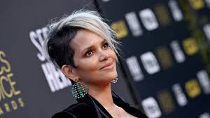 Halle Berry Expertly Shuts Down a Misogynistic Attack on Her Nude Photo |  Vogue