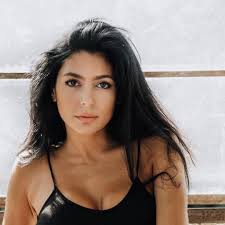 Vanessa Lyon se divierte como quinceañera en su nuevo proyecto de teatro