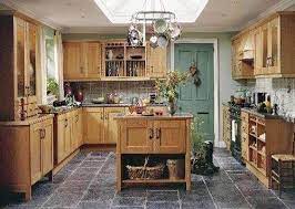 Beyaz, yeşil, krem renklerinden kombin olmuş eskitme tarzı vintage mutfak dolapları son yıllarda çokça tercih edilmektedir. Eskitme Mutfak Dolabi Mi Yoksa Akrilik Kapak Mi