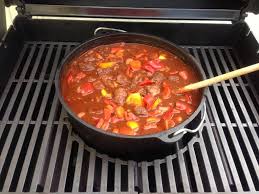 Gulasch Aus Dem Dutch Oven Futterattacke De Rezept Schmortopfgerichte Gulasch Niederlandisches Essen