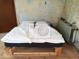 Was einen guten futon ausmacht, welche unterschiede es genau zwischen futon und „normaler matratze gibt und welches lattenrost sich am besten eignet, das alles können sie hier nachlesen. Futon Bett Fur Zwei Mit Weisser Bettwasche Im Gastezimmer Eines Fototapete Fototapeten Innenarchitekt Gastehaus Landleben Myloview De