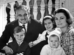 Her girlhood was uneventful for the most part, but one. Furst Albert Ii Kauft Haus Seiner Mutter Grace Kelly Gute Kinderstube Der Spiegel