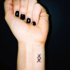 15 Small Tattoos With Big Meanings Page 4 Of 5 Top5 Tatuagem Significados Tatuagens Pequenas Significativas Tatuagem Vikings