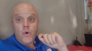 BUNNY CHOWS FRIDAY at Chettys in Clairewood. Set in an Industrial area but  the take away and dinner area is quaint. When u see a que out the door from  11am and