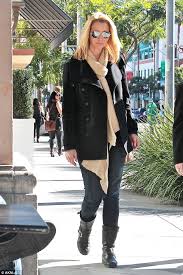 During a commencement address at vassar college in 2012, lisa gave a speech, starting; Lisa Kudrow Goes Shopping With Her Grandmother And Sister In Beverly Hills Daily Mail Online