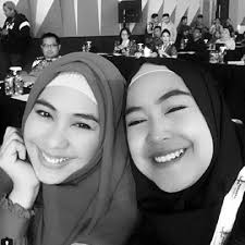 Telah meninggal dunia sulyanto bin sastro martoyo ayah dari oki setiana dewi, shindy kurnia putri dan ria yunita (ricis), pada hari jumat 4 juni 2021, bunyi pesan teks yang diterima insertlive. Saudara Perempuan Harus Akur Tiru Ria Ricis Oki Setiana Dewi Ragam Cantika Com
