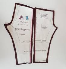 Die hose ist eine königsdisziplin der schnitttechnik und stellt eine besondere herausforderung dar, nicht umsonst hat fast jeder seine lieblingshosenmarke, die zu seinem po passt. Kostenloses Schnittmuster Nahanleitung Babyhose Mit Dekorativen Taschen 50 56 62 68 74 80 86 92 Stoffwindelei De
