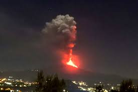 Dopo cinque giorni di tregua tornano a piovere pietre e cenere sui vicini centri. Sempre Piu Forte Sempre Piu Grandioso Etna 22 25 Febbraio 2021