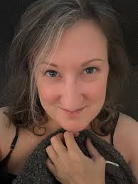 Should I wear glasses for my photoshoot?