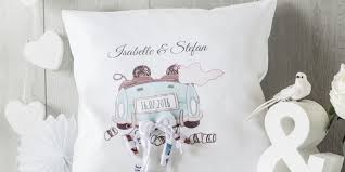 Das weiche sofakissen mit dem einseitigen aufdruck ist ein symbol dafür, dass sie für einen ganz besonderen menschen einen platz in ihrem leben bereithalten. Personalisierbares Kissen Als Geldgeschenk Zur Hochzeit