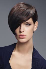 Coupe Courte Lissee Avec Meche Sur Le Cote De Saint Algue Coupe De Cheveux Courte Cheveux Courts Coiffure Courte