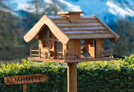 Sie möchten selbst ein vogelhäuschen bauen? Dieses Grosse Vogelfutterhaus Im Blockhutten Stil Ist Eine Optische Bereicherung Fur Jeden Garten Das Viereckige Vog Vogelfutterhaus Vogelhaus Futterhaus Vogel