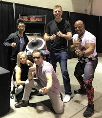 A failing boxer uncovers a family secret that leads him to a mystical tournament called mortal kombat where he meets a group of warriors who fight to the death in order to save the realms from the evil. Got An Awesome Pic With The Original Mortal Kombat Cast Retrocityfestival It Cast Mortal Kombat Pics