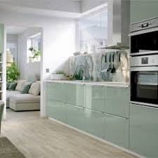 Une Grande Cuisine Equipee De Portes Et Tiroirs Brillants Assemblee Avec Des Electromenagers Aux Finitions D Acier Meuble Cuisine Cuisine Verte Cuisine Ikea