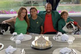 Tiger woods did not hide his hot, younger girlfriend from the cameras as the couple stepped out for dinner in malibu. Tiger Woods Joined By Girlfriend Kids For Quarantine Masters Dinner