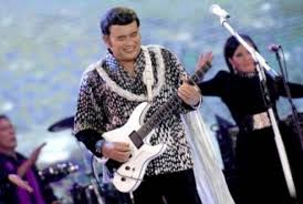 Rhoma irama sendiri sebenarnya memulai karir sebagai penyanyi pop dan pernah menjuarai festival nyanyi lagu pop se asia pada era 60an, namun justru sukses ketika rhoma irama memilih jalur musik dangdut dan lebih sukses lagi ketika rhoma. Antara Riswan Dan Rhoma Irama Hanya Umur Yang Hentikan Soneta Republika Online