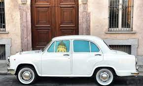 Milano Piazza Santo Stefano La Cupola Della Chiesa Di San Bernardino Alle Ossa Si Riflette Nel Vetro Della Macchina Come Autentico G San San Bernardino Car
