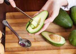 Menurut kajian, amalan memakan buah avocado dapat menurunkan paras kolestrol dalam badan serta melindungi seseorang daripada diserang sakit jantung. Ini Cara Memotong Alpukat Yang Benar