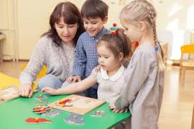 Professionnel qui accueille un ou plusieurs jeunes enfants dans la journée. Bien Choisir Son Assistante Maternelle Comment S Y Prendre