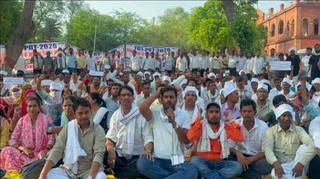 TGT PGT 2026 : 23,775 पदों पर पुरानी नियमावली से भर्ती की मांग को लेकर आंदोलन, प्रतियोगी छात्र CM को खून से पत्र लिखेंगे - tgt pgt 2026 students protested for 23775