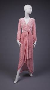 Il modello più adatto a te è scegli tra oltre 8.000 vestiti da cerimonia, catalogati per stilista, collezione, tipologia, e scopri le ultime tendenze. Hostess Gown Yves Saint Laurent 1965 The Goldstein Museum Of Design Abiti Primaverili Schizzi Di Moda Abiti