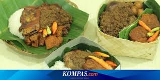 Saat ini usia dari ibu (yu djum) telah mencapai 80 satu porsi gudeg yu djum berisi nasi, gudeg plus areh kental, sambal krecek dan lauk. Ini Istimewanya Gudeg Yu Djum Yang Legendaris