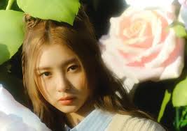 Begini Reaksi Kim Dayeon Kep1er Saat Seorang Kepl1an Menato Tubuhnya dengan  Namanya