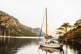 ˈmaɾmaɾis) is a port city and tourist resort on the mediterranean coast, located in muğla province, southwest turkey, along the shoreline of the turkish riviera. Marmaris An Der Turkischen Agais Badespass Segelspot