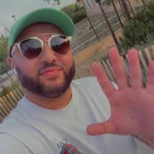 Durant le Complément d'enquête diffusé ce soir, un jeune homme est passé  devant les caméras, dans le plus grand calme, vêtu d'un maillot de l'OM et  à proximité du Parc des Princes.