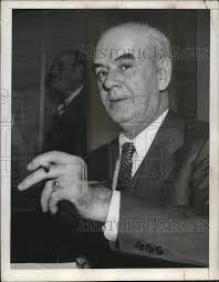 1949 Press Photo Mr Phil Murray at a function takes time for a smoke