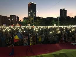 Vârful de prezenţă în piaţa victoriei a fost de 24 de mii de oameni, potrivit mediafax. Protest FÄƒrÄƒ Incidente Majore In PiaÅ£a Victoriei La Un An De La Evenimentele Din 10 August Protestatarii Au Fost LangÄƒ Gardul Guvernului Pozele Alexandrei Si Luizei InsoÅ£ite De Mesajul Alo 112 Organizatorii