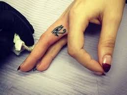 Se cree que con la cantidad de tatuajes que tenía la persona en su cuerpo, era el respeto que merecía y la jerarquía que tenía dentro de su comunidad. Resultado De Imagen Para Tatuajes Egipcios Y Su Significado Tatuajes De Ojo Egipcios Ojo De Horus Tatuaje Tatuajes Diminutos En El Dedo