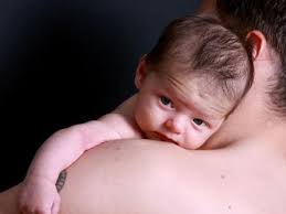 In welchem alter dein baby selbstständig in der lage ist, sein köpfchen zu halte… Babys Richtig Halten Sicher Und Bequem Fur Eltern Und Kind Vaterfreuden De Die Seite Fur Vater