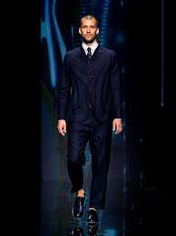 In questo caso, per gli abiti da sposo denotiamo una particolare attenzione per il colore blu. Giorgio Armani Moda Uomo Primavera Estate 2021 Consigli Per Tutti