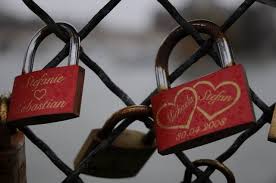 Prima zi de primăvară, numai este ce a fost, ne grăbim cu toții, mai ales noi bărbații. Din Prea Multa Dragoste Modernism