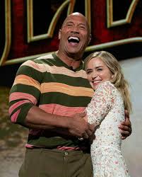 Dos décadas de escenas de acción imposibles y tíos cachas zurrándose, que sigue siendo el. Pin By Isabellabrtolin On Emily Blunt Dwayne Johnson Emily Blunt Dwayne The Rock