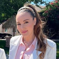 Jennifer Toland's Instagram, Twitter & Facebook