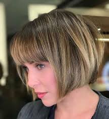 12 видов каре, которые популярны в 2021 году — классическое ровное каре — удлиненное каре — двойное каре — каре на ножке 50 фото, как выглядит стрижка каре с челкой и без нее — каре без челки — каре с прямой челкой — каре с косой челкой — каре с рваной. Kare Graduirovannoe Na Srednie Volosy S Chelkoj 35 Foto Stilnye Varianty Dlya Devushek