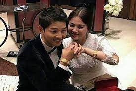 Song Joong Ki Song Hye Kyo Dihadiahi Gelang Berlapis Emas