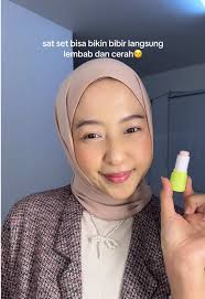 uda gausah dijelasin lagi kan, emang produk ini uda DEBESTTT!! komen  dibawah yang tau produkny😚 kl bestie mina pasti uda pada tauuu!!🤭 #Emina  #fyp #lipbalm #lipcare #ohsokissable