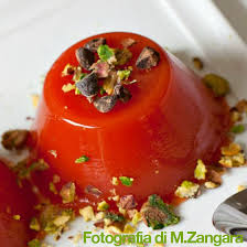 90 g di amido, 1 litro di succo d'anguria, 150 g di zucchero, 1/2 bustina di vanillina, 100 g di cioccolato fondente in gocce, cannella, fiori di gelsomino e pistacchi (i fiori di gelsomino e la cannella sono assolutamente opzionali). Gelo Di Mellone Cucina Amore Mio