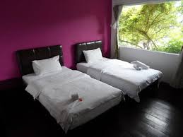 Setiap kamar dilengkapi dengan tv layar datar, ac, kamar mandi dengan shower serta jendela dengan view kota jogja. Hotel Bajet Di Kundasang Sabah Home Facebook