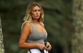 Paulina gretzky rocked a green jacket of her own as fiance dustin johnson won the masters. The Masters Paulina Gretzky Shows A Tight Figure While Watching The