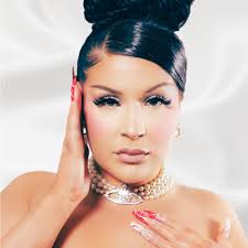 Sara Bee's Instagram, Twitter & Facebook