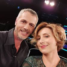 Γράφτηκε από τον γιώργο κρητικό και σκηνοθετήθηκε από την πηνελόπη κροντηροπούλου. 8a Breis Ton Daskalo Soy Mariza Kai 8anos Pozaroyn Mazi 13 Xronia Meta To Telos Ths Seiras Fthis Gr