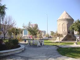 The population is 1,255,349 of which around 1,000,000 live in the city of kayseri. ØµÙˆØ± Ù…Ù† Ù‚ÙŠØµØ±ÙŠ Ø§Ù„Ù…Ø³Ø§ÙØ±ÙˆÙ† Ø¥Ù„Ù‰ ØªØ±ÙƒÙŠØ§