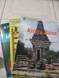 Bersama dengan kelompokmu, amatilah berbagai kegiatan produksi dan. Kunci Jawaban Buku Kirtya Basa Kelas 9 Cara Golden