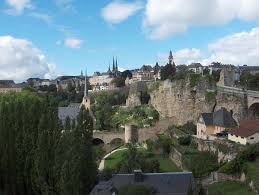 Luxemburgo es la forma abreviada del ducado de luxemburgo, se encuentra al noroeste de europa perteneciendo a la ue además de a la otan, ocde y las naciones unidas, entre otros. Luxemburgo Cidade Wikipedia A Enciclopedia Livre
