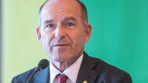 Parallel dazu studierte er wirtschaftswissenschaften… Mitarbeiterbrief Haub Sieht Noch Kleines Zeitfenster